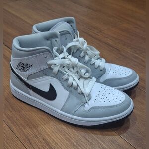 Nike Women Gray and White High-Top Sneakers.size 9